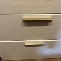 ホワイト木製キャビネット ガラス扉付きの画像