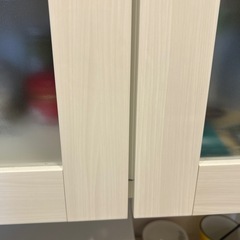 ホワイト木製キャビネット ガラス扉付きの画像