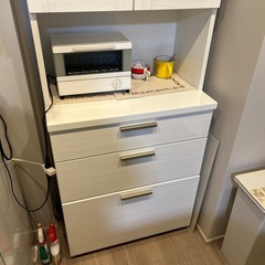 ホワイト木製キャビネット ガラス扉付きの画像