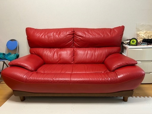 受け渡し様決定。美品！赤い革の ３人掛けソファ　大川家具で購入