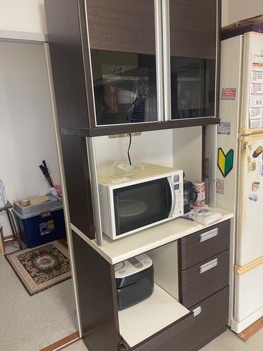 食器棚、オーブンレンジ、炊飯器