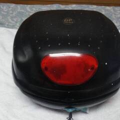 ボックス中古　８００円　開け閉まる。鍵あり２８リットル