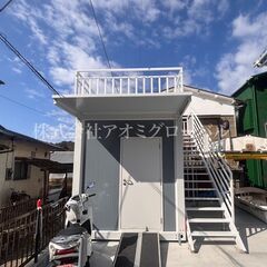 屋上テラス付きで目立つ！人ももちろん乗れます 全国対応可能 面倒な申請不要でラクラク設置 海外製プレハブハウス 10㎡ サイズ・お色・デザイン自由にオーダー可能 全国対応の画像