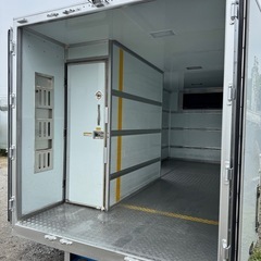 仕上げ済み！断熱材入り！中小部屋あり！スライド式横扉！バイクガレージ！使い勝手抜群！倉庫物置用 3トン保冷ロングワイドコンテナの画像