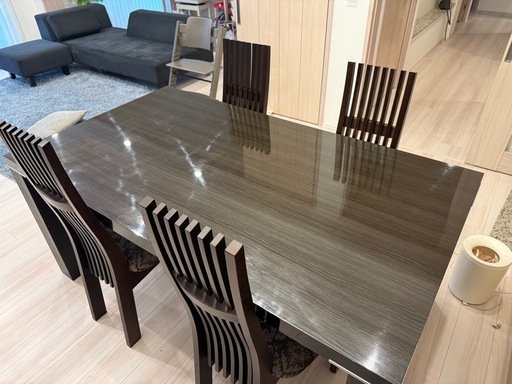 ダイニングテーブルとチェアのセット