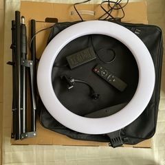 LEDリングライト 三脚スタンド付き 外径18インチ カメラ写真ビデオ用照明セット 3色モード/10段輝度調節 65W 3200-5500K 撮影照明用ライト 美容化粧/YouTube生放送/ビデオカメラ撮影用の画像