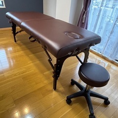【美品】ワイド木製折り畳みマッサージベッド　スツール付き