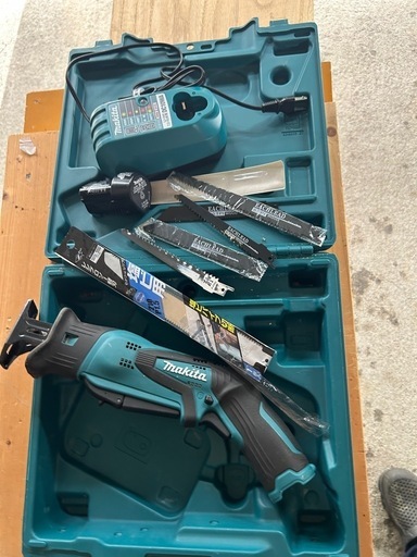 値下げ‼️
マキタ充電式レシプロソー　JR101DW セット　社外替刃付　動作等確認して問題無し