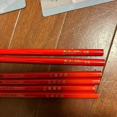 下敷き、赤鉛筆の画像