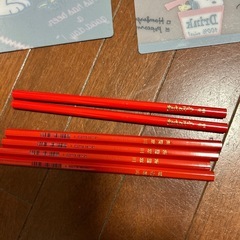 下敷き、赤鉛筆の画像
