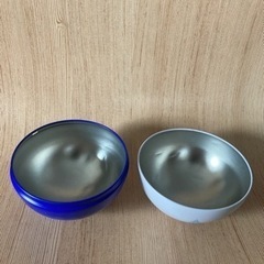 丸い缶の画像