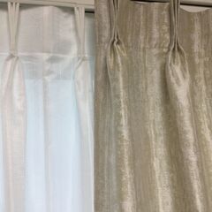 ①高価なカーテン４枚　　大きな汚れ傷はないです。