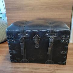 宝箱風ベンチ兼収納家具の画像