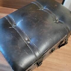 宝箱風ベンチ兼収納家具の画像