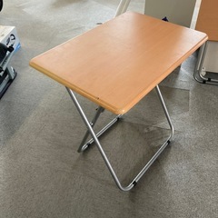 折りたたみ机の画像