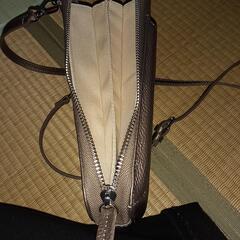 値下げしました美品❗スマホショルダーと財布の画像