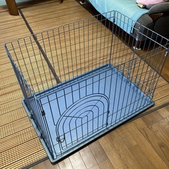 小型犬用ゲージと犬用必需雑貨の画像
