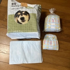 小型犬用ゲージと犬用必需雑貨の画像