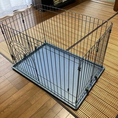 小型犬用ゲージと犬用必需雑貨の画像