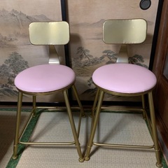 ピンク椅子2個の画像