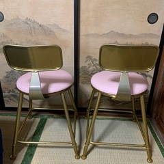 ピンク椅子2個の画像