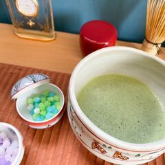 抹茶を楽しむテーブル茶道の画像