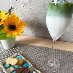 抹茶を楽しむテーブル茶道の画像