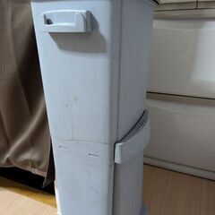 ブルーのゴミ箱　