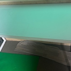 しっかりしてるおしゃれなテーブル 机 ガラストップ ホワイトの画像