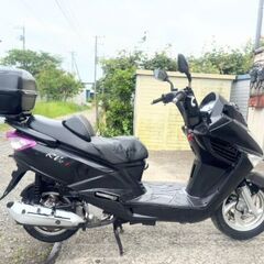非常に良好なエンジン。SYM RV125i。バッテリーは新品。フロントディスクブレーキ、リアディスクブレーキ。燃料噴射システム。走行距離16,882キロ. ◆安い価格で安心して乗れる良いバイクを提供しています。の画像