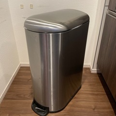 シルバーカラーのシンプルなゴミ箱◎屋外用におすすめ！