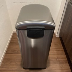 シルバーカラーのシンプルなゴミ箱◎屋外用におすすめ！の画像