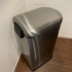 シルバーカラーのシンプルなゴミ箱◎屋外用におすすめ！の画像