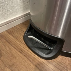 シルバーカラーのシンプルなゴミ箱◎屋外用におすすめ！の画像