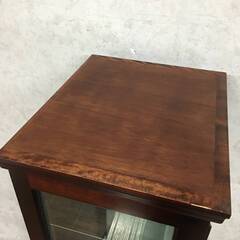 🔷🔶🔷ww1/26 キュリオケース ガラスキャビネット W46×D40.5×H171cm 飾り棚 引出し付き ショーケース レトロ インテリア 北海道民芸？〇🔷🔶🔷の画像