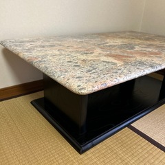 大理石テーブルの画像