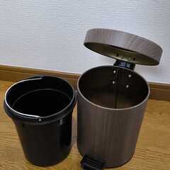 ニトリ 木目調トイレ用小型ゴミ箱の画像