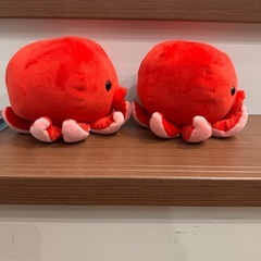 赤いタコのぬいぐるみ2体セットの画像