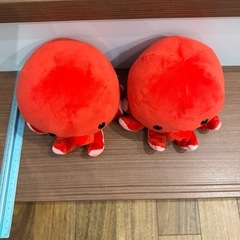 赤いタコのぬいぐるみ2体セットの画像