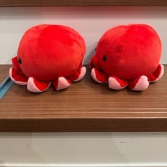 赤いタコのぬいぐるみ2体セットの画像
