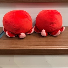 赤いタコのぬいぐるみ2体セットの画像