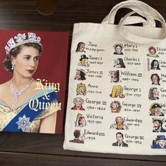 King & Queen展の公式図録とバッグ