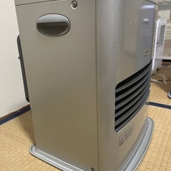 石油ファンヒーター シルバーの画像