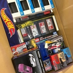 約4年分ミニカーの台座・カード・箱を売ります。