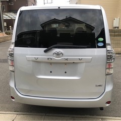 トヨタ ヴォクシー シルバー 5ドア ミニバンの画像