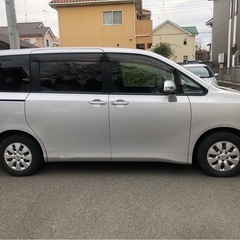 トヨタ ヴォクシー シルバー 5ドア ミニバンの画像