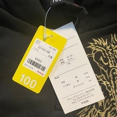新品未使用　サイズ100 パーカー　服の画像