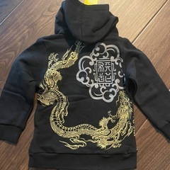 新品未使用　サイズ100 パーカー　服の画像
