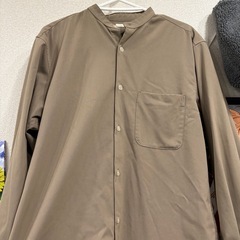 GUシャツ ブラウンの画像