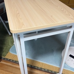 折りたたみ机の画像